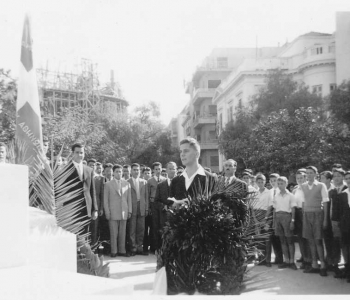 ΚΑΤΑΘΕΣΗ ΣΤΕΦΑΝΟΥ ΑΠΟ ΓΙΑΝΝΗ ΝΤΑΛΙΠΗ 27 10 1955